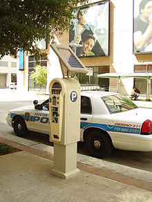 Meter parkir yang digerakkan dengan sel sinar surya di pusat kota Houston, Texas, Amerika Serikat.